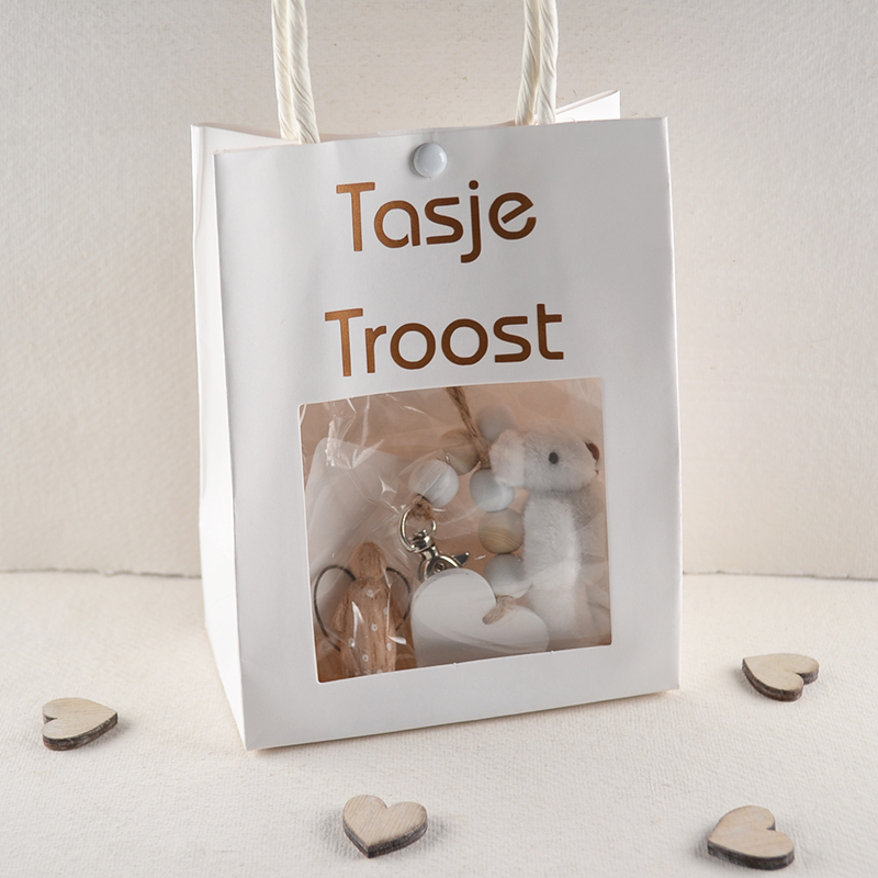 Wit Tasje Troost met beertje, houten hartje en engeltje achter een venster