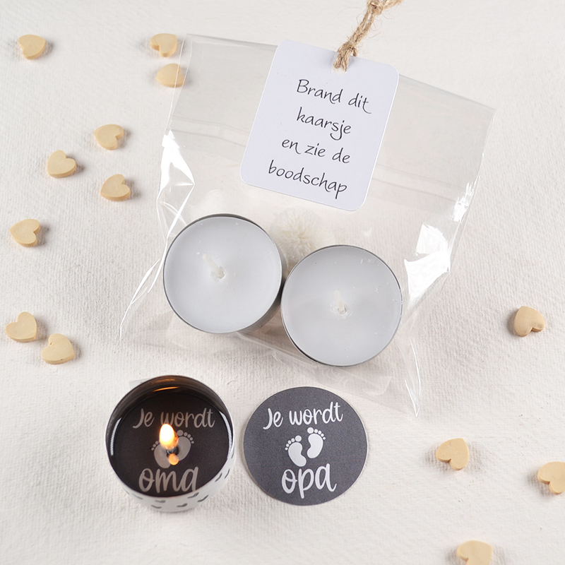 Waxinelichtje met verrassingstekst 'Je wordt opa' of 'Je wordt oma' zichtbaar in de vlam, inclusief cadeauverpakking.