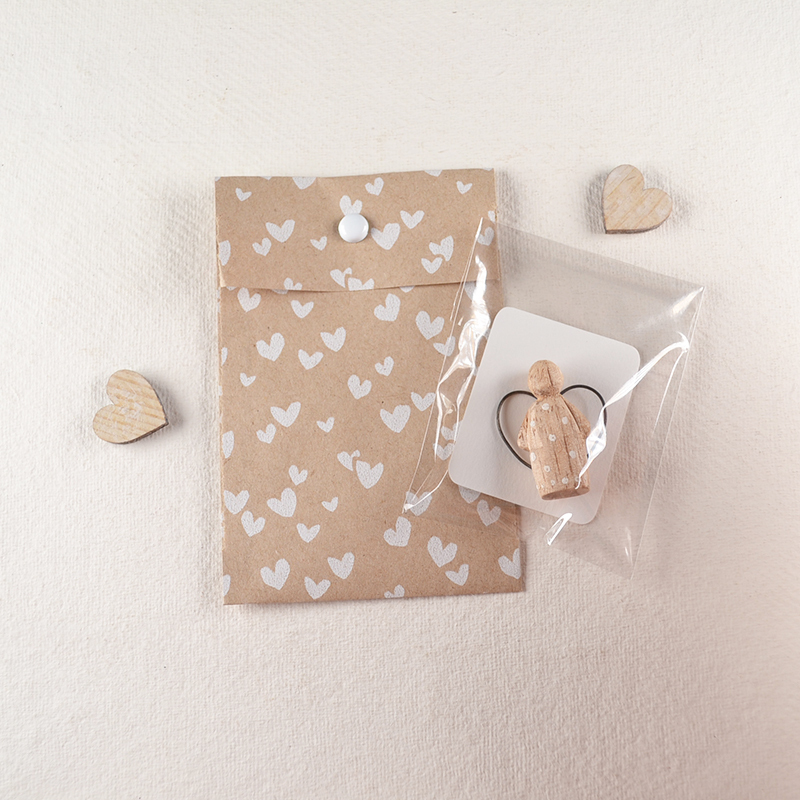 Bruin zakje met witte hartjes, transparant zakje met houten engeltje op kaartje met zwart hartje