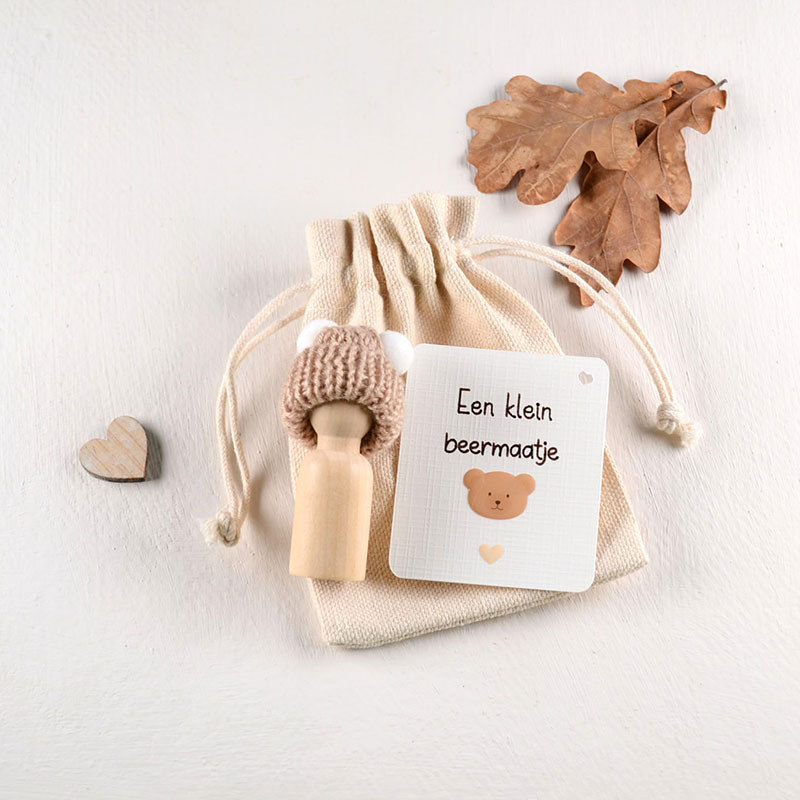 Peg doll met beermuts en kaartje in een zakje