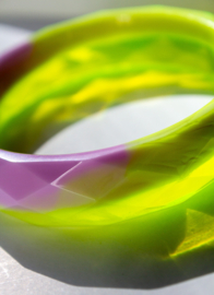 transparant neon geel + lila-paars (kleuren lopen  speels in elkaar over)