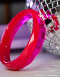 Armband rood dekkend+ neon roze transparant