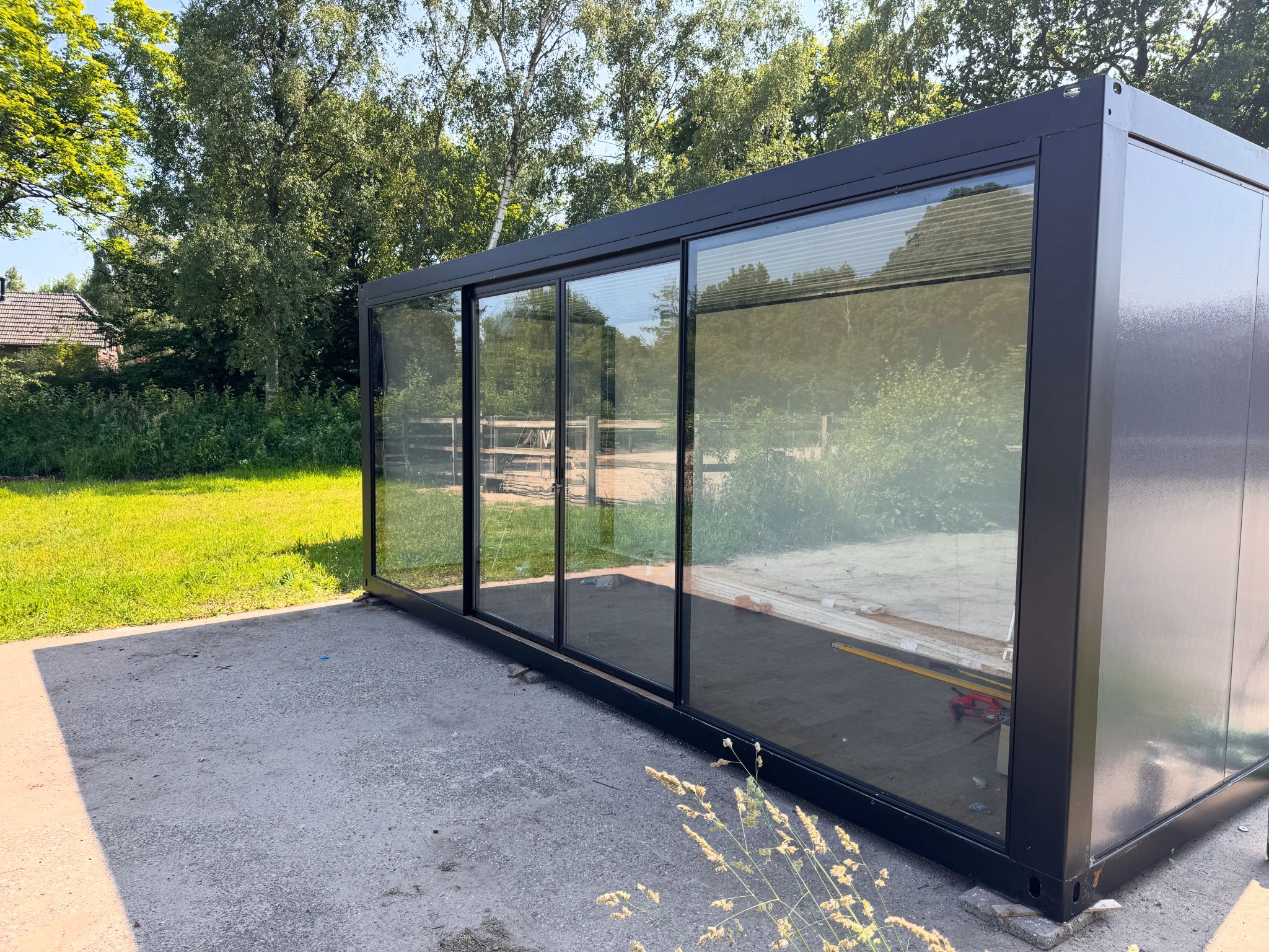 Mobiele unit met glazen pui voorkant