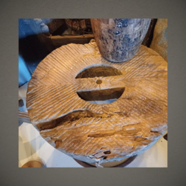 Oude Vijzel op metalen onderstel | Hout