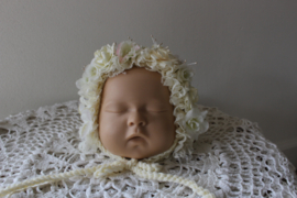 Newborn bloemen bonnet