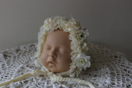 Newborn bloemen bonnet