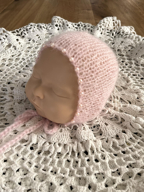 Newborn mohair bonnet zacht roze met pareltjes