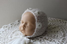 Newborn mohair bonnet met bloemen.