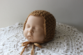 newborn bonnet in fantasie patroon