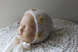 Newborn mohair bonnet met bloemen.