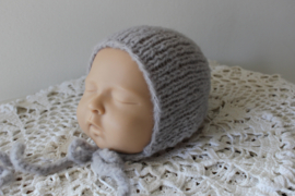 Newborn bonnet licht grijs