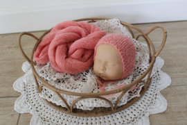 Gebreide wrap en bonnet mohair zalm/roze