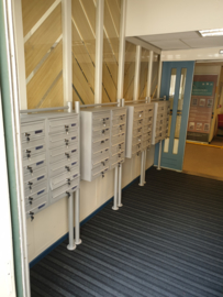 Twaalfvoudige brievenbus staand model zilver