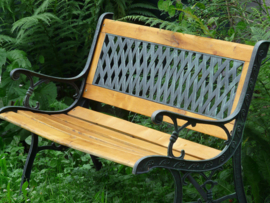 Tuinbank in hout en gietijzer met roosterpatroon