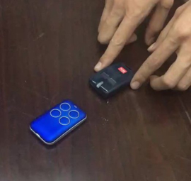 2 Stück-K-2130, kann JEDE Marke kopieren. Wenn Sie nicht wissen, auf welcher Frequenz Ihr Tor arbeitet, ist unser Multifrequenz-Duplikat-roling-code und Festcode-Sender ideal, die alle mit dem gleichen Sender ferngesteuert werden! Reichweite bis zu 100 M.