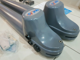 Quiko Rotello 400. kompletter Satz linker und rechter Motor. Für Tore mit Flügeln von 1,5 bis 4 Metern und bis zu 700 kg.  mit internen Angriffen, so dass kein Torstopp erforderlich ist.