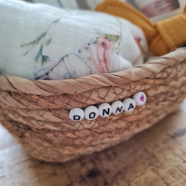 Kraamcadeau in een mandje | Roze en Geel