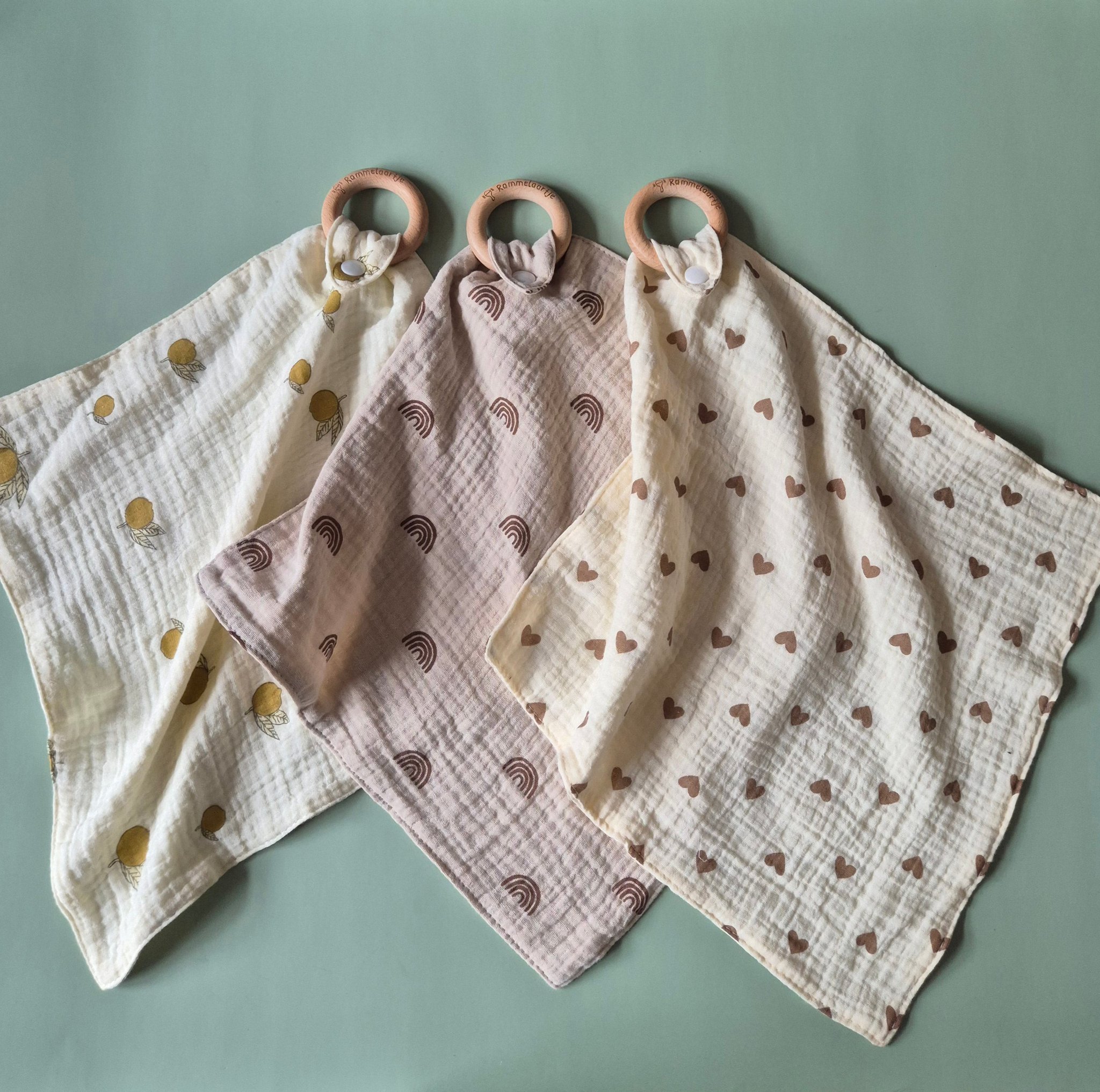 Knuffeldoek met bijtring | Regenboog