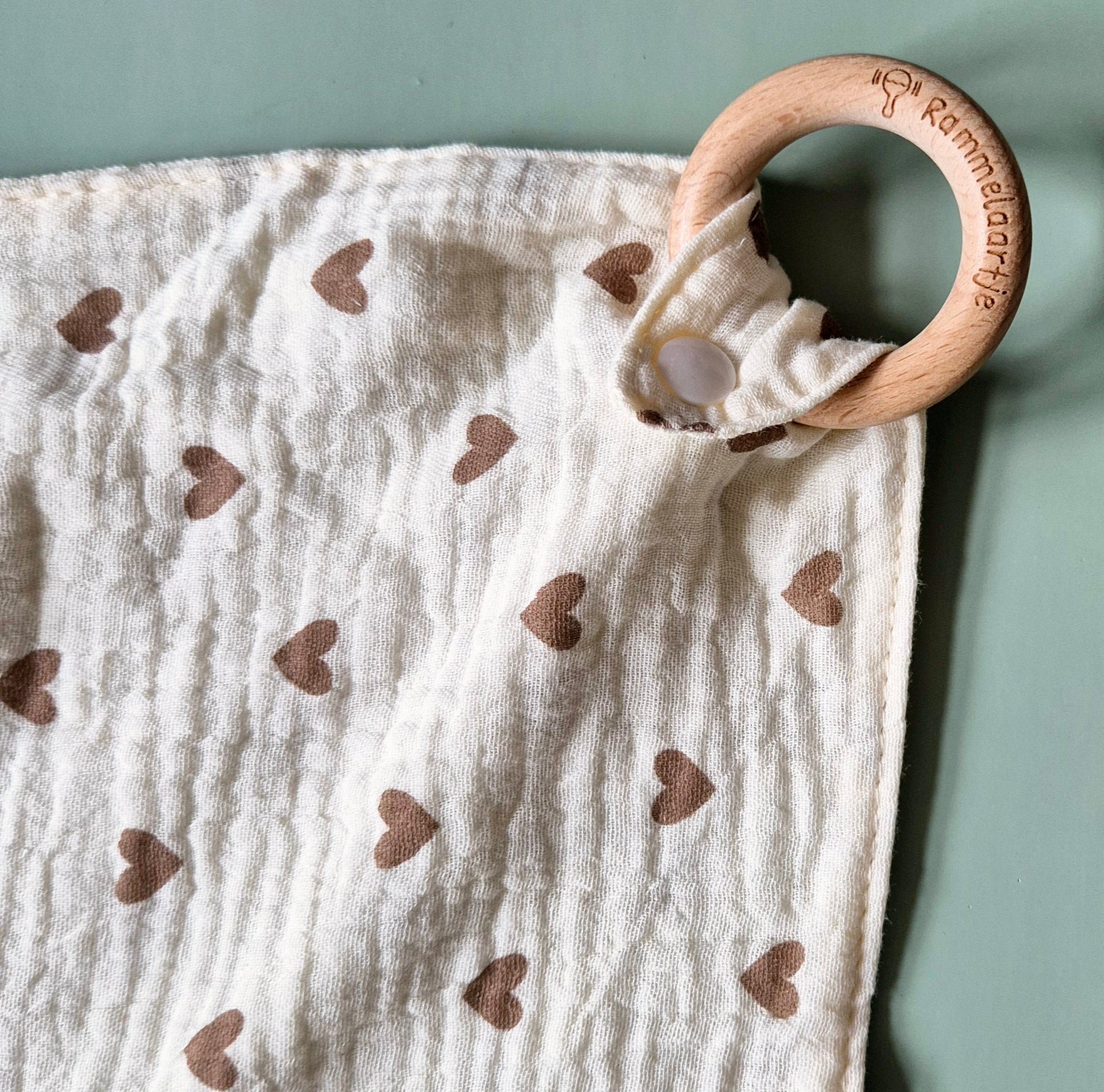 Knuffeldoek met bijtring | Hartjes