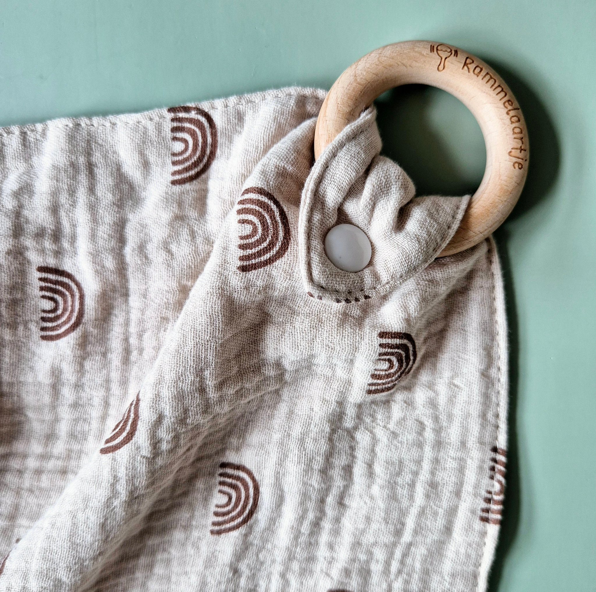 Knuffeldoek met bijtring | Regenboog