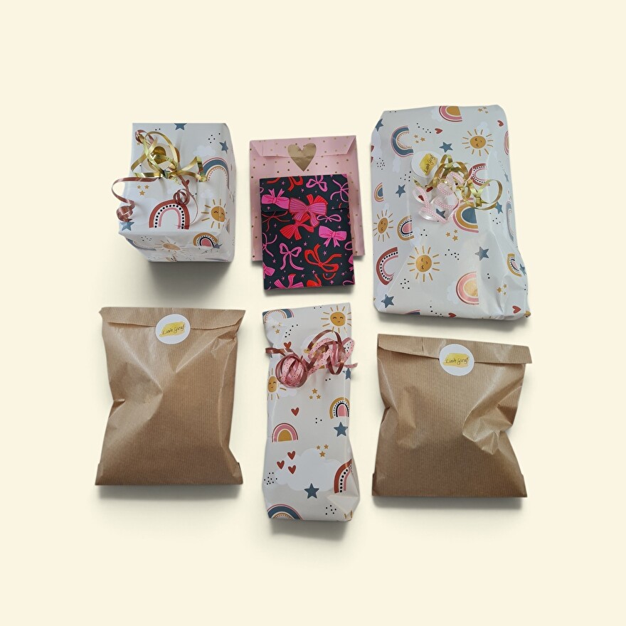 Ingepakte cadeautjes voor iemand die zwanger is, Zwanger gefeliciteerd.