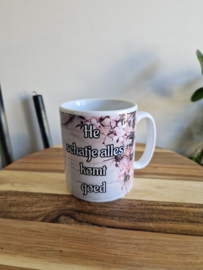 Mok met bloemen en tekst