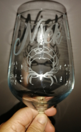 wijnglas/ ander drinkglas met 🦀 en naam