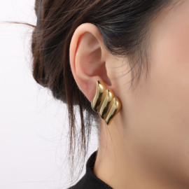 Oorbel Wavy Stud Gold