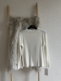 Soft ribbed sweater wit
