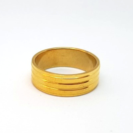 Gouden Ring Met Ribbels In Maat 21.
