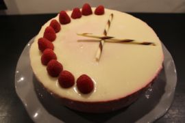 Frambozenbavarois met witte chocoladeglazuur