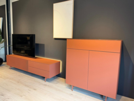 Mika 200 120.80 en Mika highboard model 8 | kleur copper brown | frame onderstel model 1