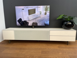 Mika 240 40.120.80 | kleur oyster | frame onderstel en tv beugel in kleur emperador