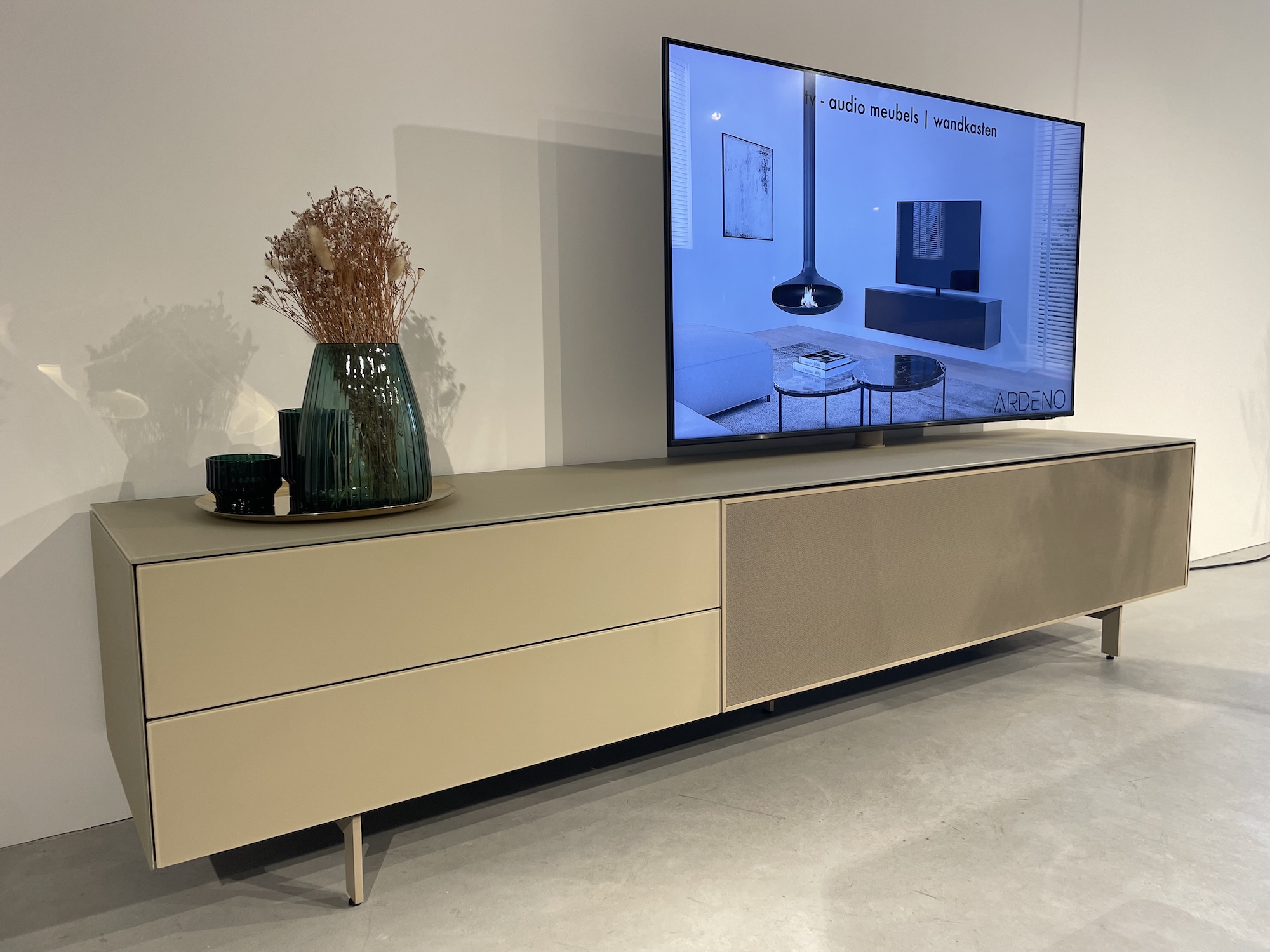 Mika 220 80.140 | kleur cashmere | frame 4 en tv beugel in contrastkleur Emperador