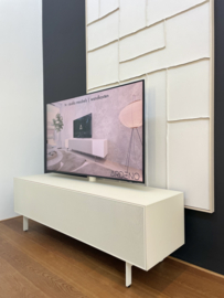 Mika 160 | oyster soft beige OYSC | frame 4 en tv beugel in oyster