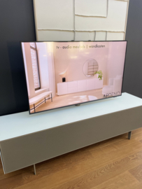 Mika 180 | snow white WHTC | tv beugel en frame 4 in beige grey BGRT