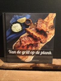 Van de grill op de plank