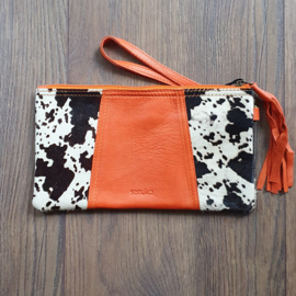 Leren clutch oranje met koeienprint