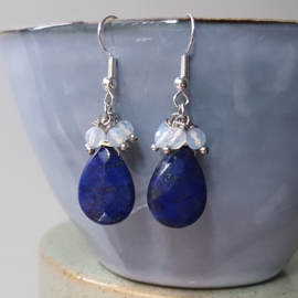 Oorbellen met druppels van lapis lazuli en opaliet