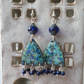 Oorbellen met geëmailleerde koperen hangers en lapis lazuli