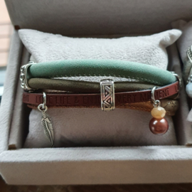 Armband met 3 kleuren (imi) leer en bedels