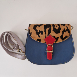 Handgemaakte leren crossbody blauw met bruine dierenprint flap