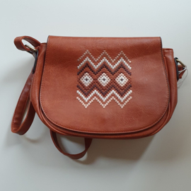 Bruine leren tas met boho stiksels