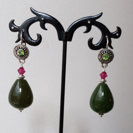 Oorbellen met groene Swarovski oorstekers en jade