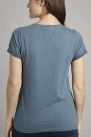 Weirdfish T-shirt Taya, 100% katoen, dusty blue
