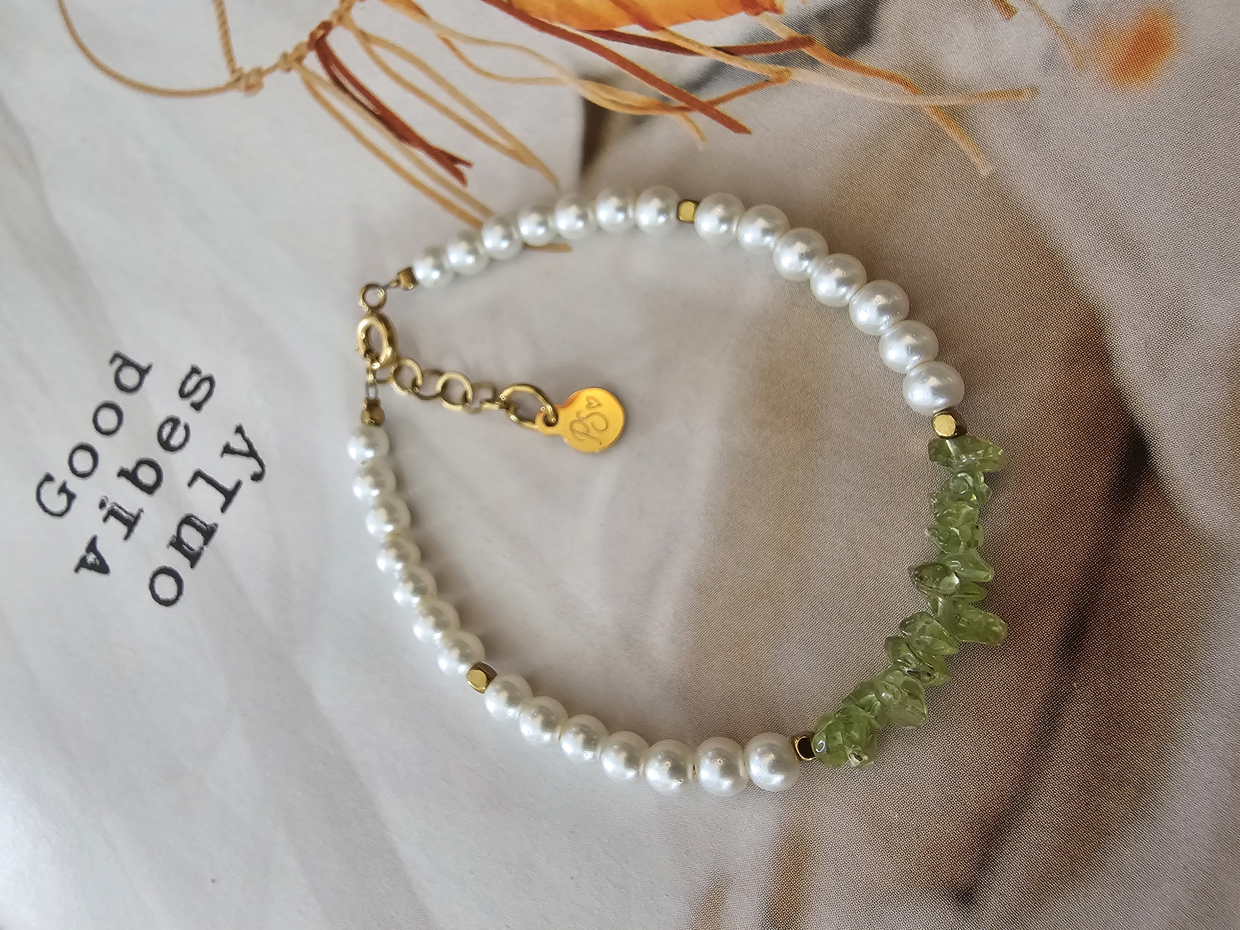 Peridot  en parellook armbandje