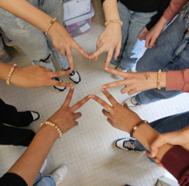 Edelstenen armbandjes maken (Tienerfeestje)