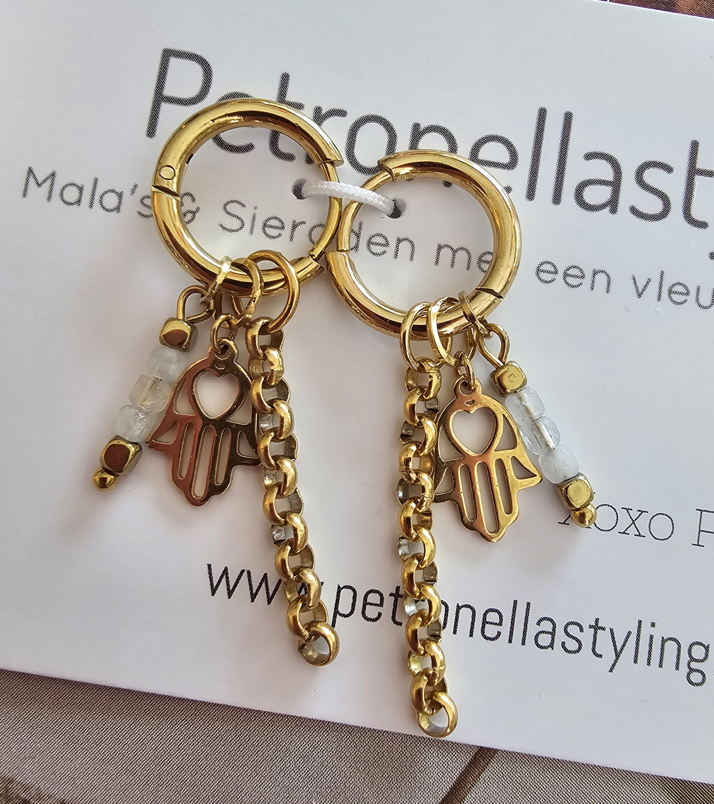 Hamsa handje met witte Labradoriet oorbellen