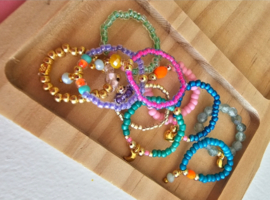 Kleurijke armbanden set maken
