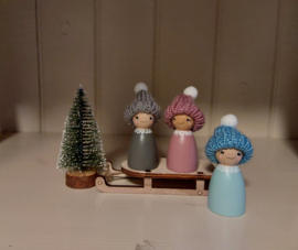 Set van 3 winterpegdolls met boom en houten slee